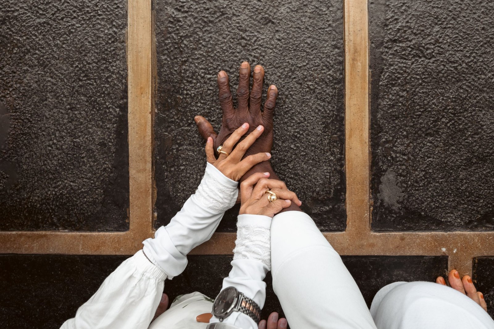 kaba touch human hand